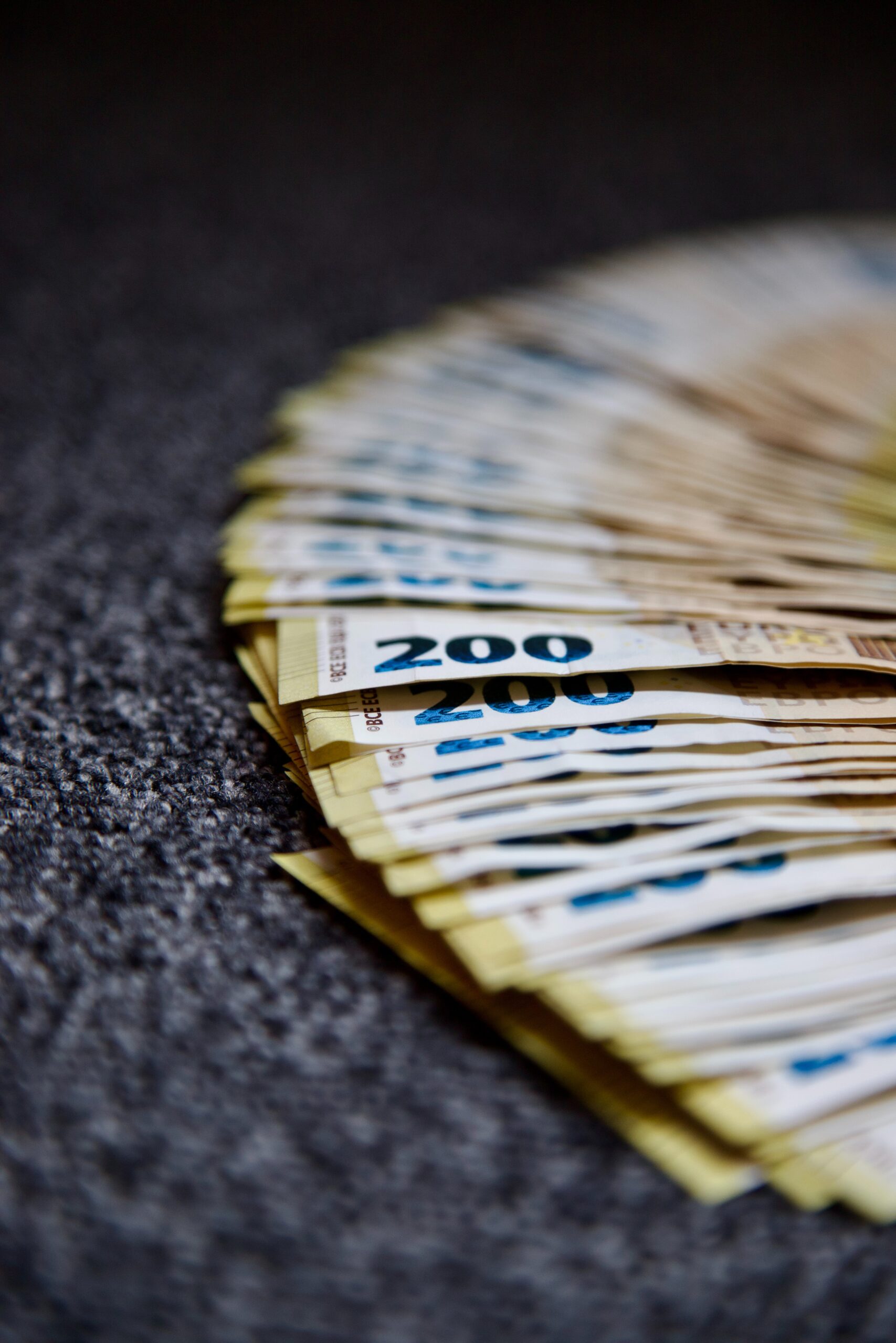 Tax evasion, wealth and the monopoly of taste